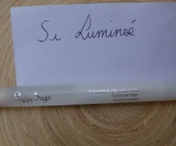 Fixateur de sourcils, Peggy Sage