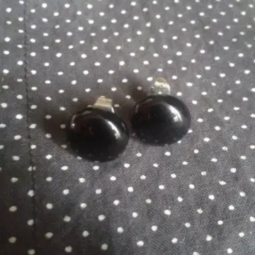 boutons d'oreilles noirs, Inconnue
