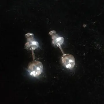 boutons d'oreilles, Inconnue