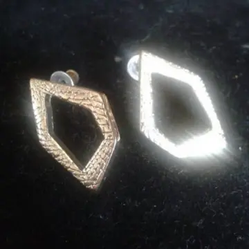 boucles d'oreilles dorées, Inconnue