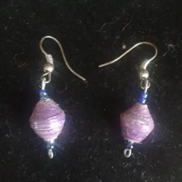 boucles d'oreilles violettes, Inconnue