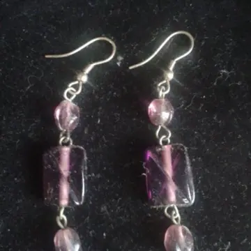 boucles d'oreilles longues violettes, Inconnue