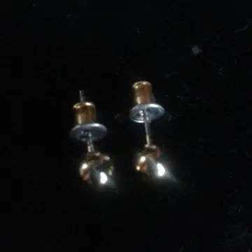 boutons d'oreilles dorés, Inconnue