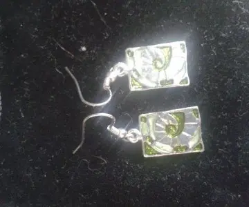 boucles d'oreilles carrées, Inconnue