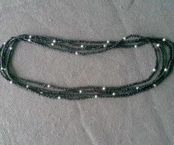 Sautoir noir, Inconnue