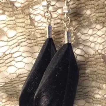 Boucle d'oreille plumes noires, Claire's