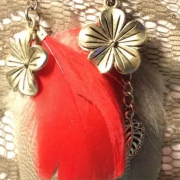 Boucle d'oreille plumes beiges et rouges, Inconnue