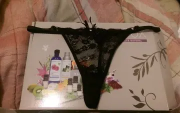 String dentelle noir avec diamant devant, Inconnue