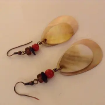 Boucle d'oreille nacre, Inconnue
