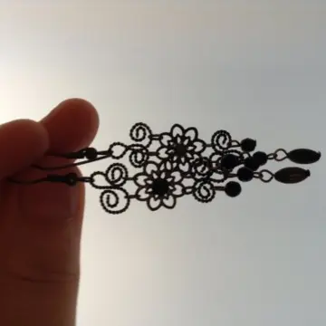 Boucle d'oreille noire, Inconnue