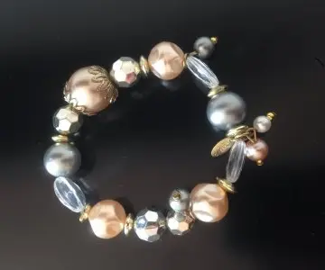 Bracelet en perles, Inconnue