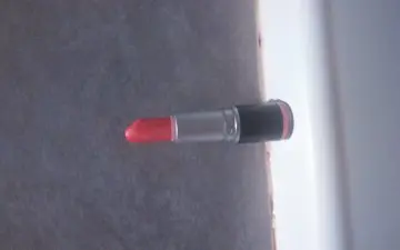 Rouge à lèvre, Miss cop