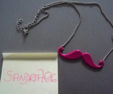 collier moustache rose, Inconnue