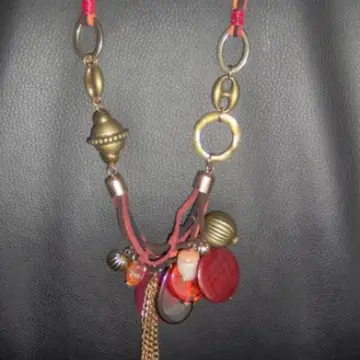 Collier perles, Inconnue