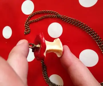 Collier sautoir pomme blanche neige, Inconnue