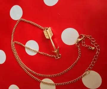 Collier ras de coup fleche, Inconnue
