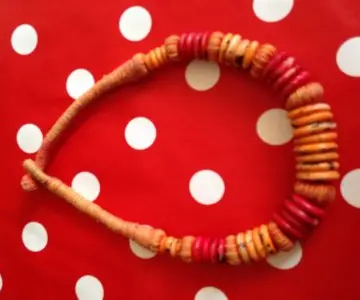 Collier ras de cou en perles et coton, Inconnue