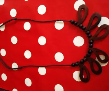 Collier reglable en bois, Inconnue