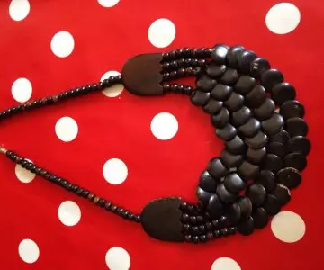 Collier multirangs en bois, Inconnue