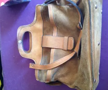 Sac en cuir retourné, Inconnue
