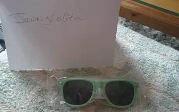 Lunettes de soleil couleur vert d'eau, Glossybox
