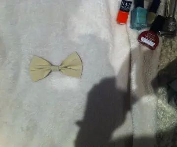 Barrette noeud, Inconnue