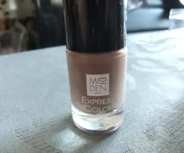 vernis taupe, Miss Den
