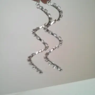 boucles d'oreilles pendantes, Inconnue