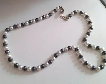 collier perles grises et blanches, Inconnue