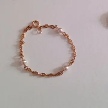 bracelet doré à perles blanches, Inconnue