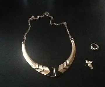 Collier, Inconnue