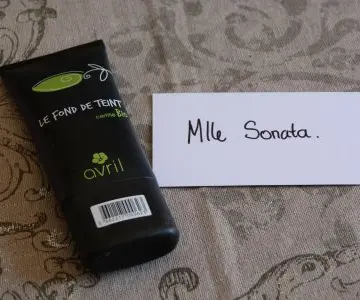 Fond de teint, Avril
