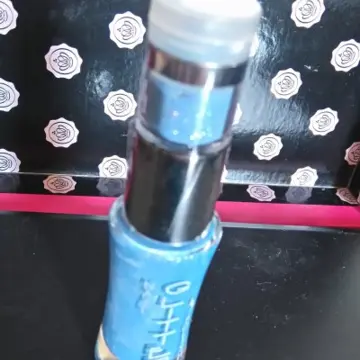 Vernis bleu+paillète, Inconnue