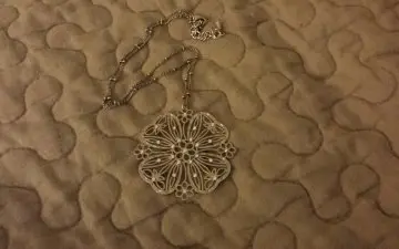 collier fleur, Inconnue