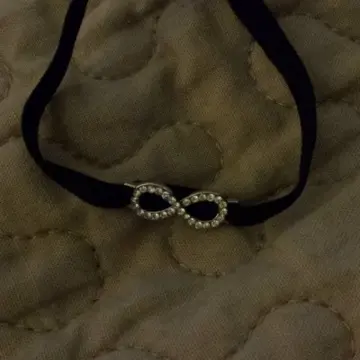Bracelet elastique infini, Inconnue