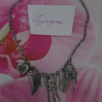 Collier à breloques, Inconnue