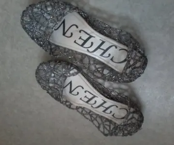 Chaussures, Inconnue