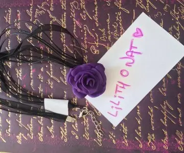 Collier rose violette, Création