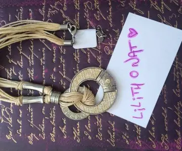 Collier, Inconnue