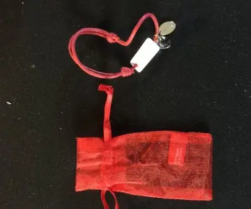 Bracelet rouge, Clarence
