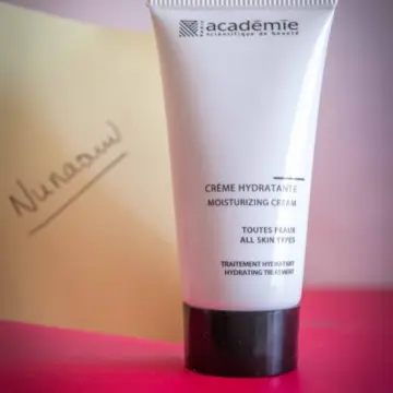 Crème hydratante, Académie scientifique de beauté