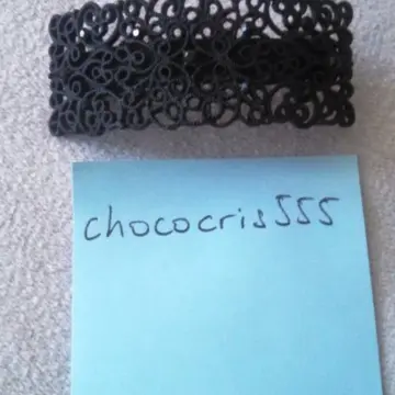 Barrette noire à motifs, Six