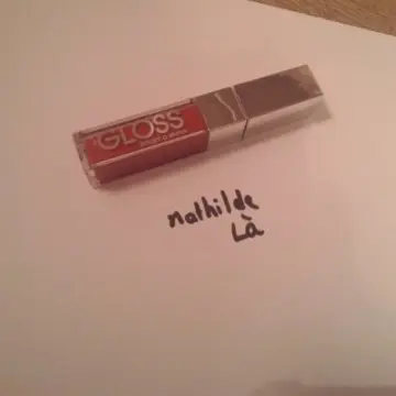 Brillant a lèvres rouge foncé, ParisAx