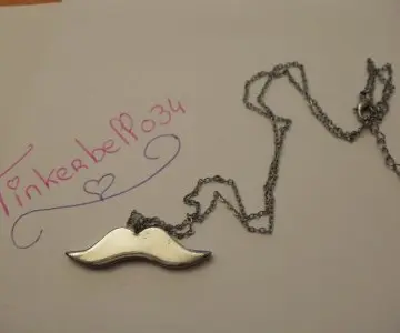 collier moustache, Claire's