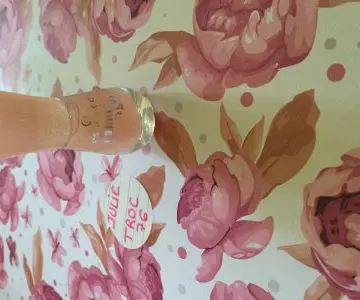 Vernis pailleté, Essence