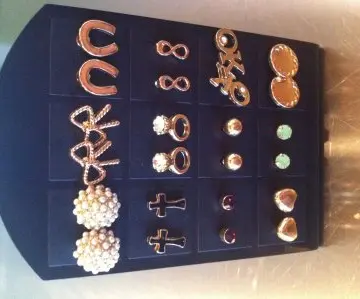Boucles d'oreilles puces, Inconnue