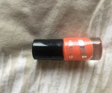 Vernis à ongles orange, Inconnue