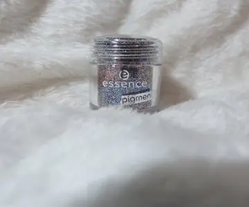 Pigment paillettes Essence, Essence