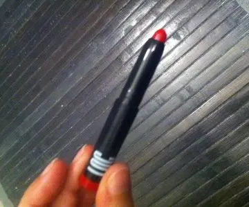 Rouge à lèvres rouge, LOC