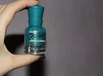 Vernis bleu, Inconnue